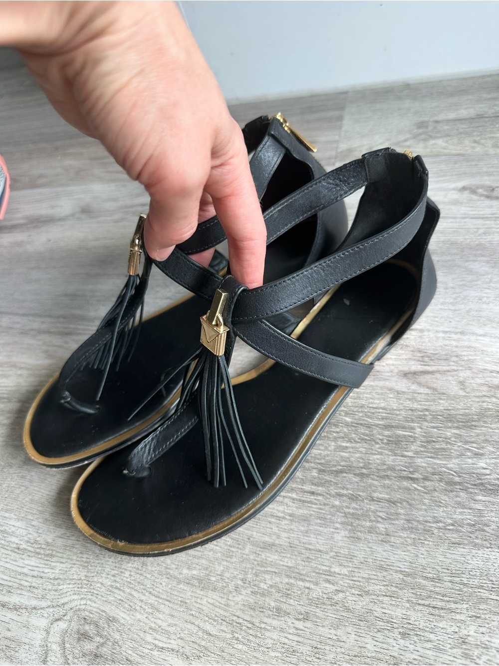 Michael Kors Winslow Sandals
black/gold leather Gladiator lock tassel t-strap 8 - Picture 3 of 10